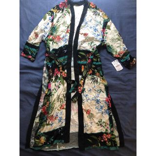 ザラ(ZARA)の新品　ZARA レーヨン　スリット入り　マルチカラー　花柄プリント　羽織り　S(その他)