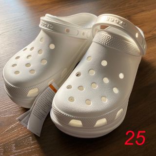 クロックス(crocs)のクロックス　白　25センチ　サンダル(サンダル)