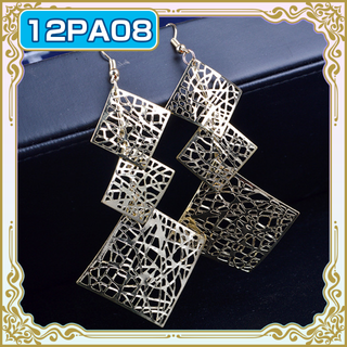 三連ダイヤシェイプのアートピアス ゴールド(ピアス)