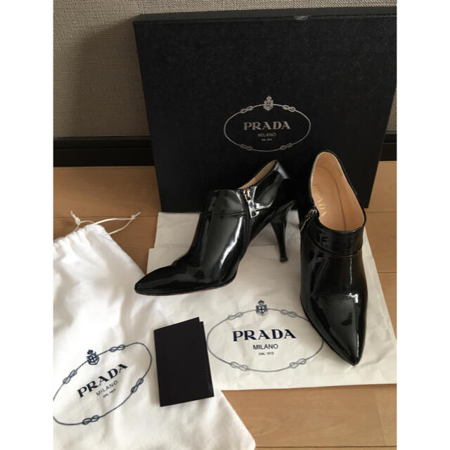 PRADA エナメルブーティー