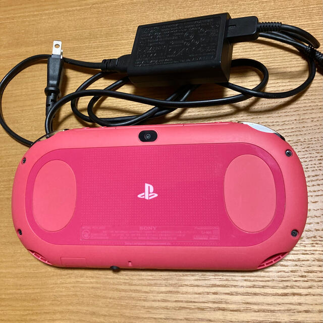 PlayStation Vita(プレイステーションヴィータ)のPlayStation Vita PCH-2000シリーズ　ブラック/ピンク エンタメ/ホビーのゲームソフト/ゲーム機本体(携帯用ゲーム機本体)の商品写真