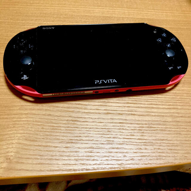 PlayStation Vita(プレイステーションヴィータ)のPlayStation Vita PCH-2000シリーズ　ブラック/ピンク エンタメ/ホビーのゲームソフト/ゲーム機本体(携帯用ゲーム機本体)の商品写真