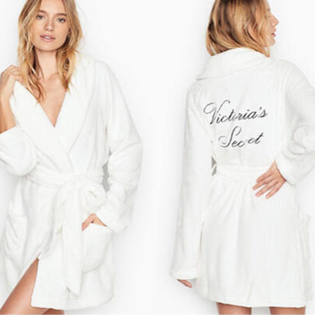 Victoria's Secret(ヴィクトリアズシークレット)のVS定価¥6,632 ホワイトバスローブ レディースのルームウェア/パジャマ(ルームウェア)の商品写真