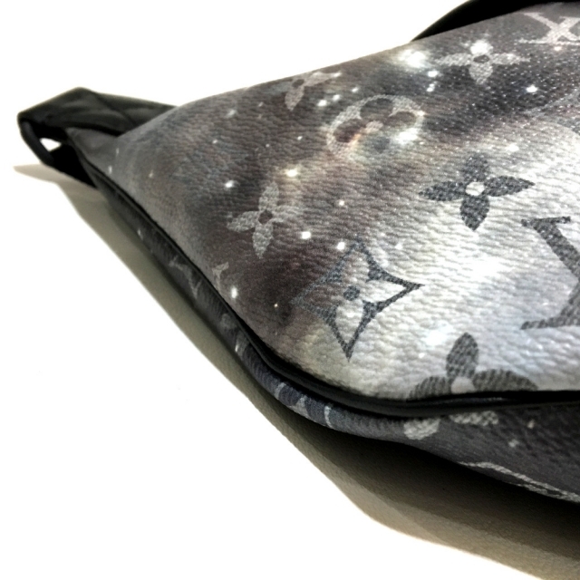 LOUIS VUITTON(ルイヴィトン)の新品 ルイヴィトン ディスカバリー・バムバッグ Ｍ44444 モノグラム メンズのバッグ(ボディーバッグ)の商品写真