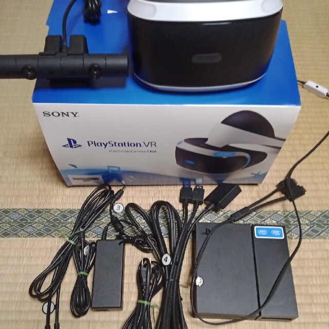 PlayStation VR(プレイステーションヴィーアール)のPSVR(CUHJ-16001) カメラ同梱版 エンタメ/ホビーのゲームソフト/ゲーム機本体(家庭用ゲーム機本体)の商品写真