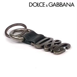 ドルチェアンドガッバーナ(DOLCE&GABBANA)のD&Gややキズあり☆曲面ロゴメタルトップ×ブラックレザーストラップ キーホルダー(キーホルダー)