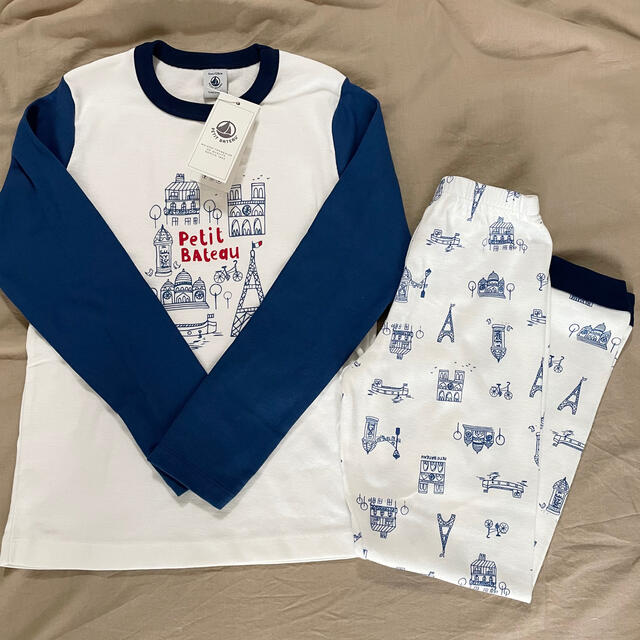 PETIT BATEAU(プチバトー)の新品未使用  プチバトー  長袖  パジャマ  8ans キッズ/ベビー/マタニティのキッズ服男の子用(90cm~)(パジャマ)の商品写真