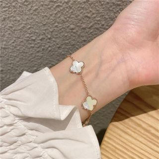 ❤️【新品・未使用】今年大流行 幸運を呼ぶ四葉ブレスレット【白】天然貝使用(ブレスレット/バングル)