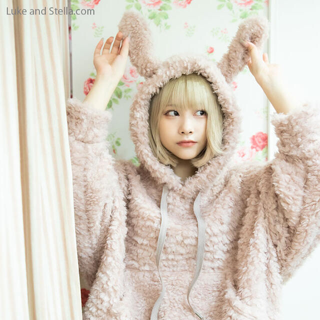 Katie(ケイティー)の専用 BUNNY HUG hood オフホワイト レディースのトップス(トレーナー/スウェット)の商品写真