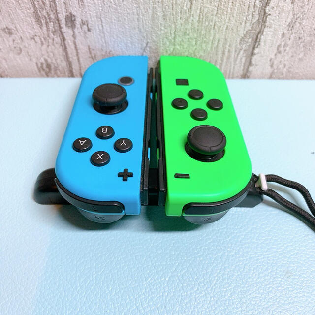 Nintendo Switch(ニンテンドースイッチ)のストラップ2本つき ブルー グリーン Switch 左右セット ジョイコン エンタメ/ホビーのゲームソフト/ゲーム機本体(家庭用ゲーム機本体)の商品写真