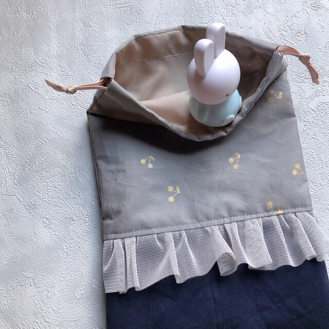 【handmade】チュールフリル　巾着袋 レディースのファッション小物(ポーチ)の商品写真