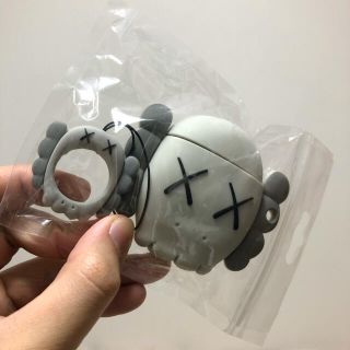 airpods エアポッズ ケース イヤホン セサミ kaws カウズ (白灰）(ストラップ/イヤホンジャック)