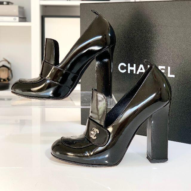 CHANEL(シャネル)の758 シャネル パテント ターンロック ヒールローファー 黒 レディースの靴/シューズ(ハイヒール/パンプス)の商品写真