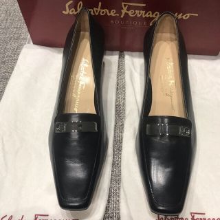 サルヴァトーレフェラガモ(Salvatore Ferragamo)の新品未使用【フェラガモ】黒パンプス①(ローファー/革靴)