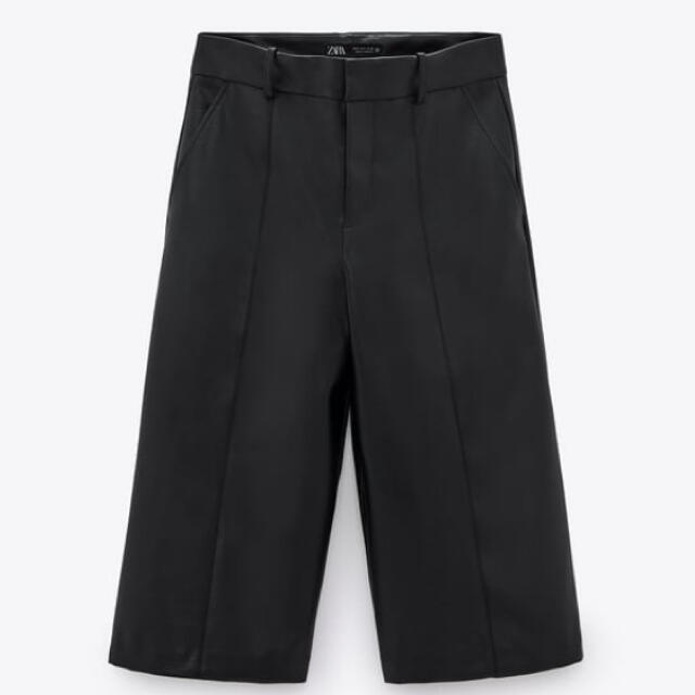 ZARA(ザラ)のレザー風バミューダパンツ レディースのパンツ(キュロット)の商品写真