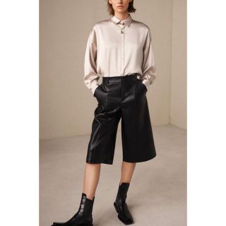 ザラ(ZARA)のレザー風バミューダパンツ(キュロット)