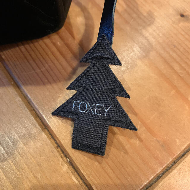 FOXEY(フォクシー)の♪新品未使用♪FOXEY ベロアパーティーバッグ 黒 クリスマスチャーム レディースのバッグ(ハンドバッグ)の商品写真