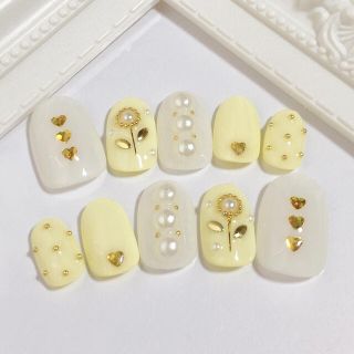 ネイルチップ ♡ イエロー×ホワイト×お花×パール ハンドメイドのアクセサリー(ネイルチップ)の商品写真