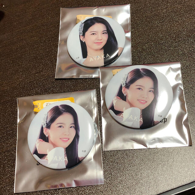 NiziU 缶バッジ　AYAKA エンタメ/ホビーのタレントグッズ(アイドルグッズ)の商品写真