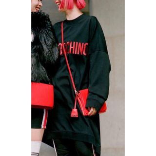 エイチアンドエム(H&M)のH&M MOSCHINO ブラック　オーバーサイズワンピース(ひざ丈ワンピース)