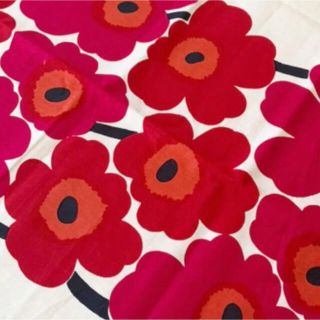 マリメッコ(marimekko)の日本未発売★marimekko はぎれ　コットンリネン 生地　ウニッコ　赤(生地/糸)