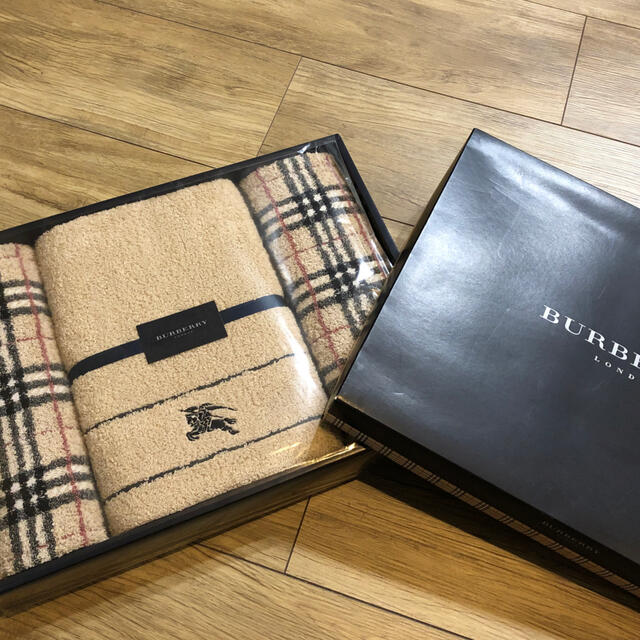 BURBERRY(バーバリー)のBurberry バスタオル&フェイスタオルセット インテリア/住まい/日用品の日用品/生活雑貨/旅行(タオル/バス用品)の商品写真