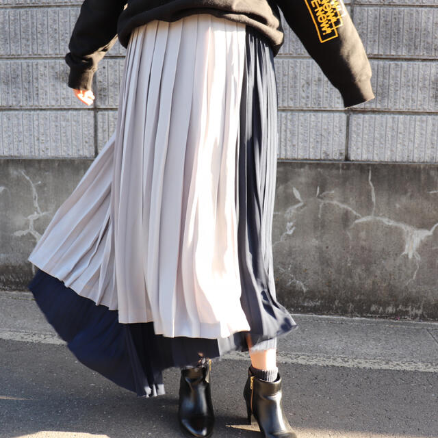 TOGA(トーガ)の最終値下げHELK アシンメトリープリーツスカート レディースのスカート(ロングスカート)の商品写真