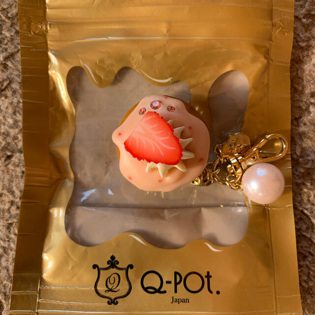 Q-pot.(キューポット)のQ-pot ストロベリーカップケーキチャーム レディースのアクセサリー(チャーム)の商品写真