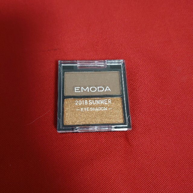 EMODA(エモダ)の新品未使用エモダEMODAアイシャドウ2018 コスメ/美容のベースメイク/化粧品(アイシャドウ)の商品写真