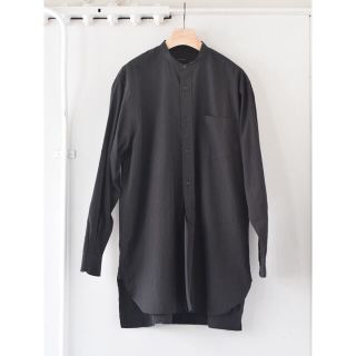 コモリ(COMOLI)の【19ss/希少品】comoli バンドカラーシャツ ブラック サイズ 2(シャツ)