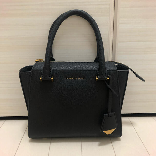 Charles and Keith(チャールズアンドキース)の《専用》CHARLES & KEITH ハンドバッグ レディースのバッグ(ハンドバッグ)の商品写真