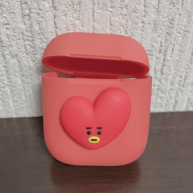 AirPodsケース(BT21 TATA) スマホ/家電/カメラのオーディオ機器(ヘッドフォン/イヤフォン)の商品写真