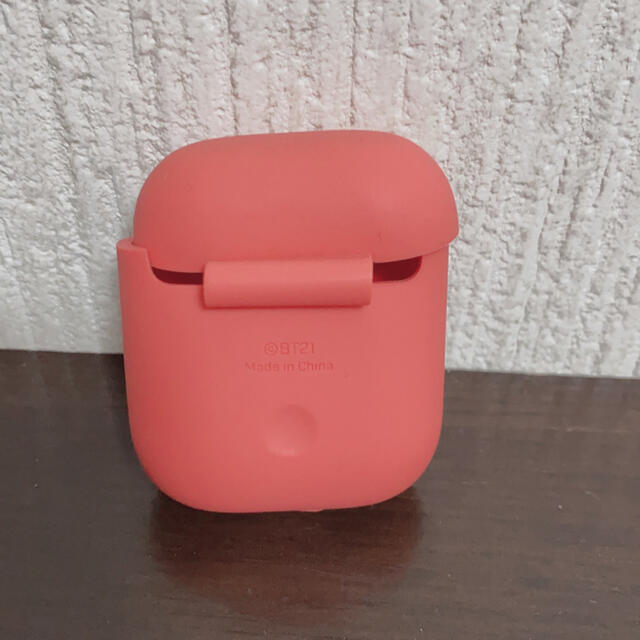 AirPodsケース(BT21 TATA) スマホ/家電/カメラのオーディオ機器(ヘッドフォン/イヤフォン)の商品写真