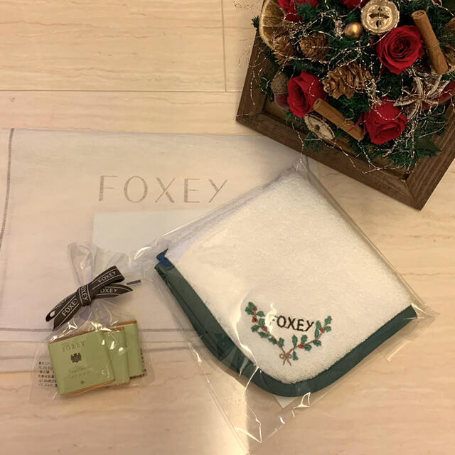 FOXEY(フォクシー)の新品未使用 FOXEY ミニタオル Xmas レディースのファッション小物(ハンカチ)の商品写真