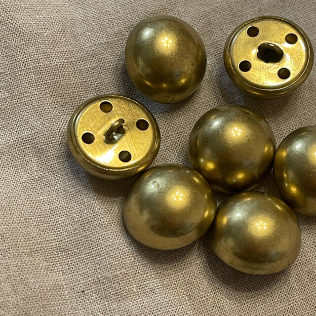 ラウンドボタン ゴールド 28個セット アンティーク  ハンドメイドの素材/材料(各種パーツ)の商品写真