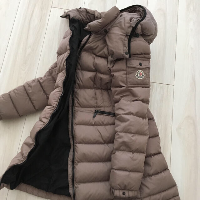 MONCLER(モンクレール)のMONCLERシャーパル 希少カラー グレージュ定番ダウンコート size 0 レディースのジャケット/アウター(ダウンコート)の商品写真