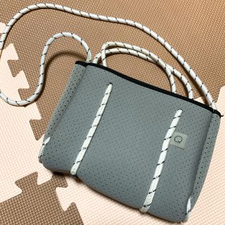 美品☆ qbag super mini グレージュ(マザーズバッグ)