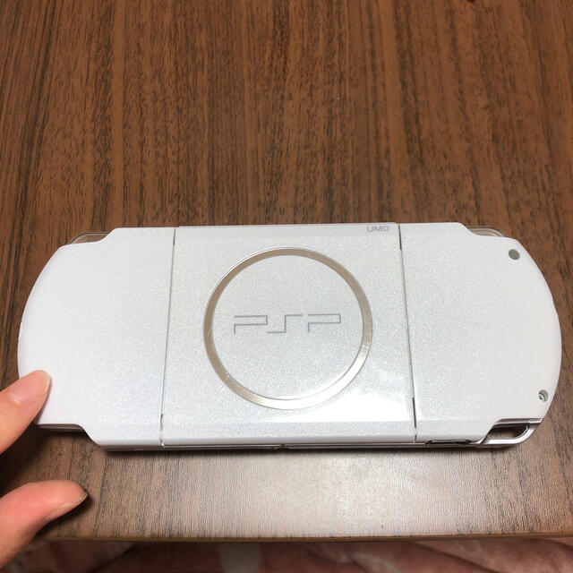 PlayStation Portable(プレイステーションポータブル)のPSP-3000 パールホワイト　 エンタメ/ホビーのゲームソフト/ゲーム機本体(家庭用ゲーム機本体)の商品写真
