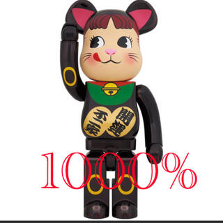 メディコムトイ(MEDICOM TOY)の黒メッキ　招き猫　ペコちゃん1000%(キャラクターグッズ)