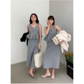 ザラ(ZARA)のバースデーバッシュ　ウールフリルロンパース  パンツ(オールインワン)