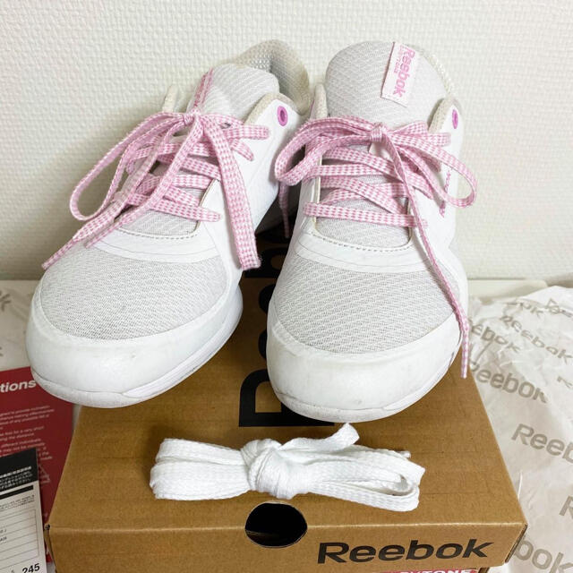 Reebok(リーボック)のReebokEASYTONEレトロジョガーホワイト×ピンクナースシューズ24.5 スポーツ/アウトドアのトレーニング/エクササイズ(ウォーキング)の商品写真