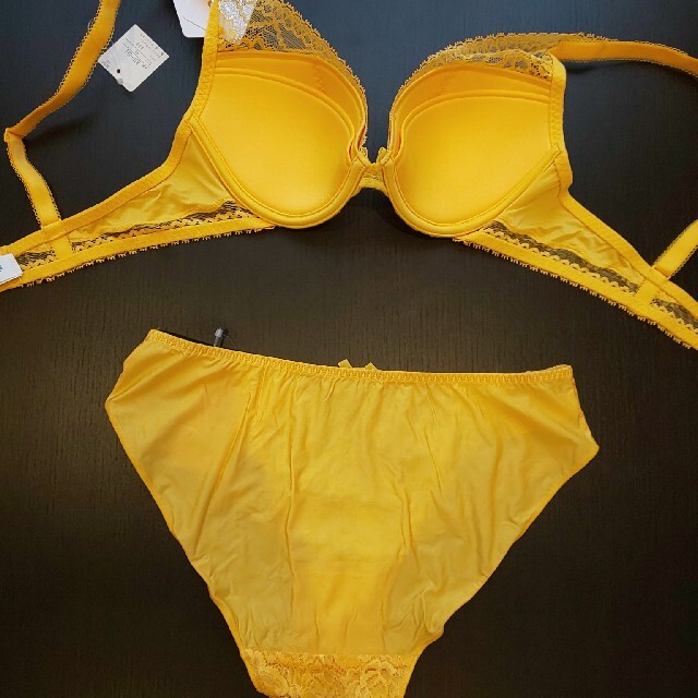 Simone Perele(シモーヌペレール)の☆シモーヌペレーヌ SIMONE　PERELE☆ワコール B75 新品 レディースの下着/アンダーウェア(ブラ&ショーツセット)の商品写真