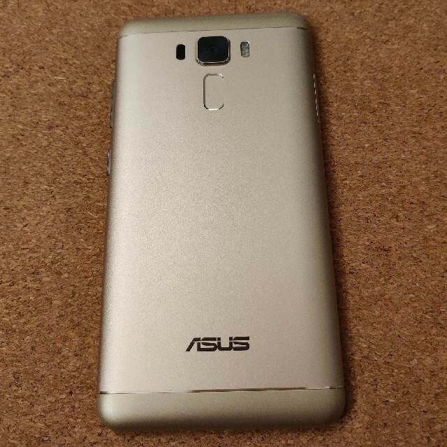 ASUS(エイスース)の美品 Zenfone 3 laser ゴールド SIMフリー スマホ/家電/カメラのスマートフォン/携帯電話(スマートフォン本体)の商品写真