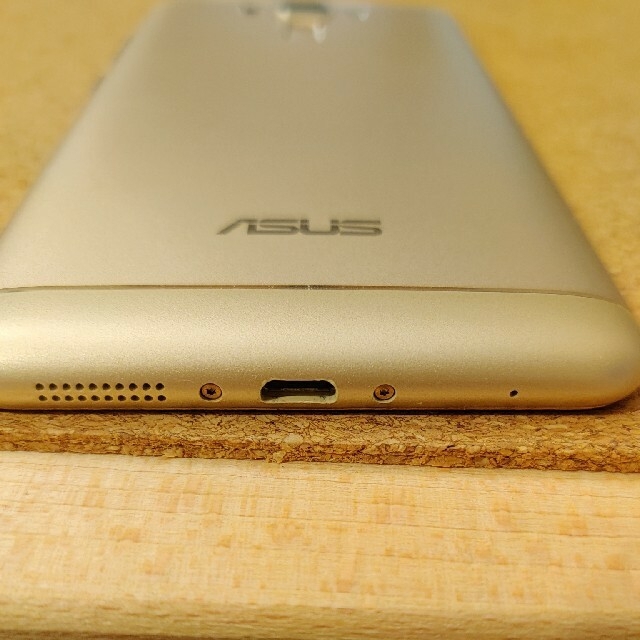 ASUS(エイスース)の美品 Zenfone 3 laser ゴールド SIMフリー スマホ/家電/カメラのスマートフォン/携帯電話(スマートフォン本体)の商品写真