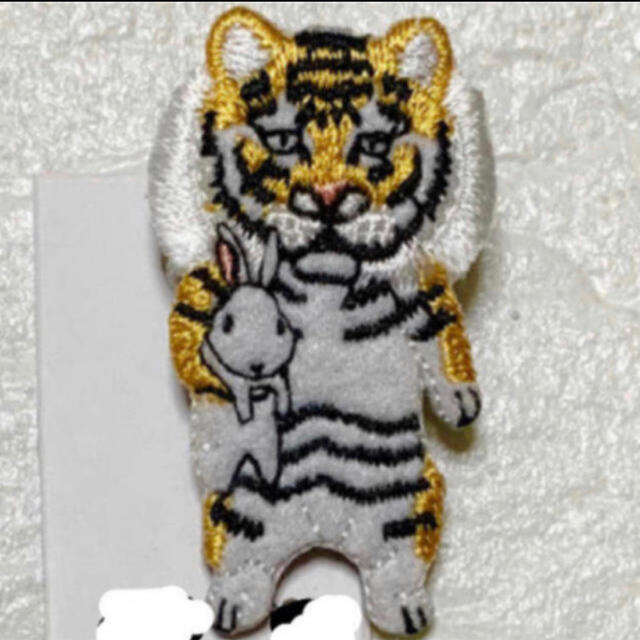 【値下げ中✨刺繍バッジ　ブローチ　虎　トラ　とら エンタメ/ホビーのアニメグッズ(バッジ/ピンバッジ)の商品写真