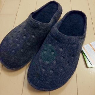 クロックス(crocs)のcrocs スリッパ グレー 25~26(スリッパ/ルームシューズ)