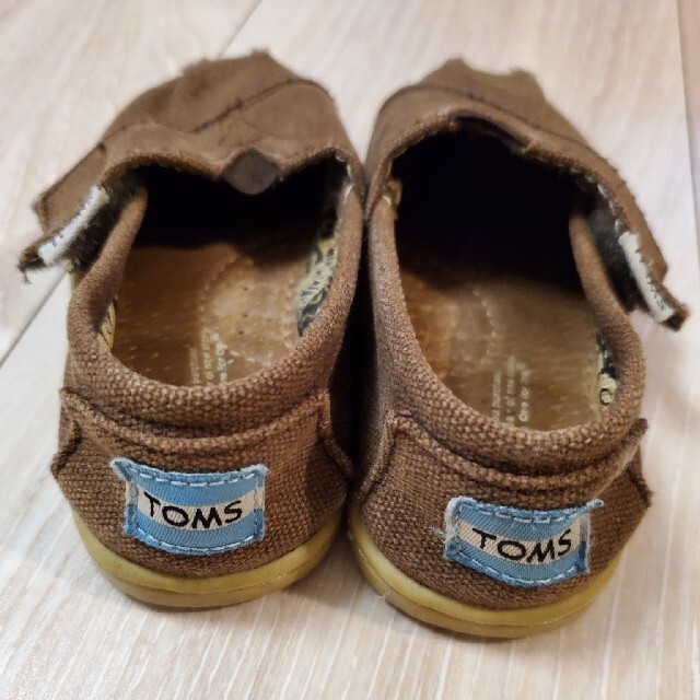TOMS(トムズ)のTOMS T5 ブラウン キッズ/ベビー/マタニティのベビー靴/シューズ(~14cm)(スリッポン)の商品写真