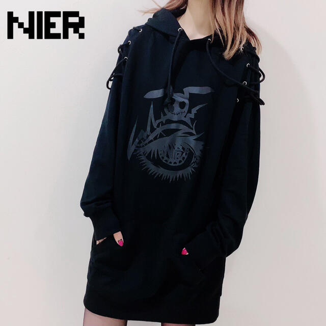 NieR BRAID SHOULDER HOODIE 黒パーカー 男女兼用 レディースのトップス(パーカー)の商品写真