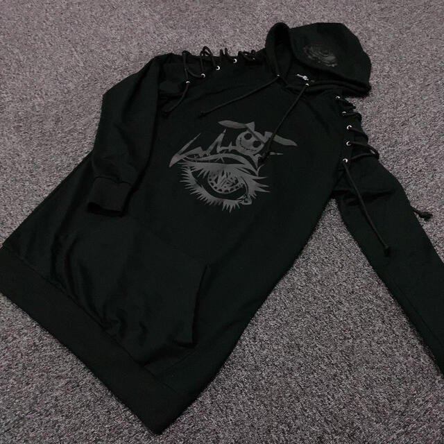 NieR BRAID SHOULDER HOODIE 黒パーカー 男女兼用 レディースのトップス(パーカー)の商品写真