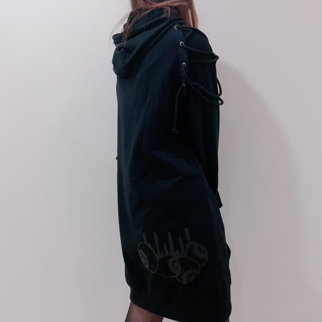 NieR BRAID SHOULDER HOODIE 黒パーカー 男女兼用 レディースのトップス(パーカー)の商品写真